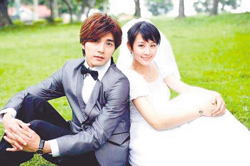 ■贺军翔（左）与妻子（右）于2017年拍的婚纱照。 网上图片