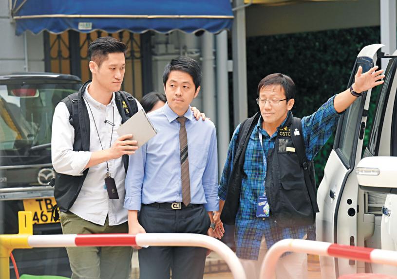 香港前民主黨立法會議員許智峯（圖中）有9項控罪在身，目前他已離港，5日現身英國倫敦。中通社/網上截圖