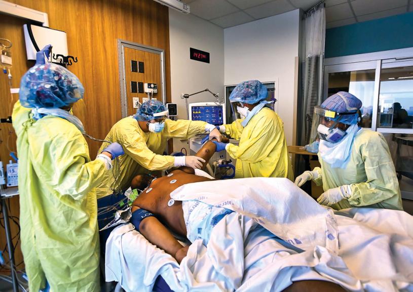 ■汉伯河医院医生为一名需使用呼吸机的新冠病人插喉。加通社