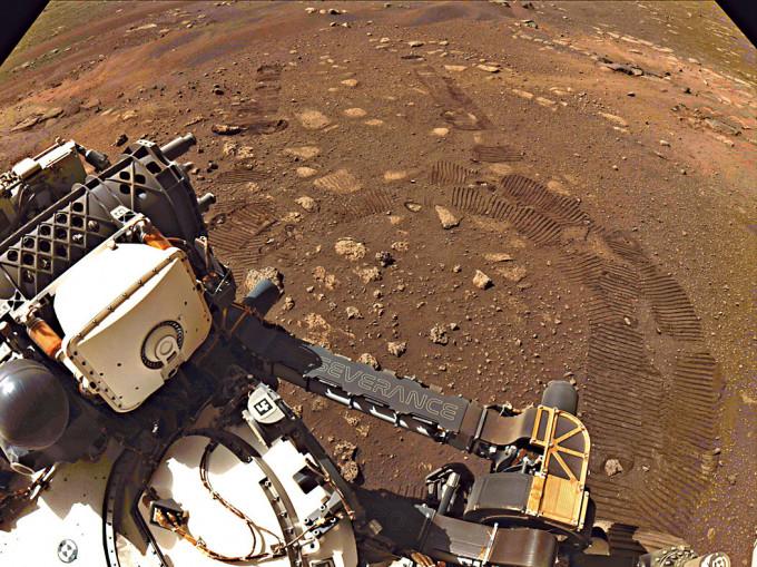 美国火星探测器“毅力号”月初在火星上首次试驾。