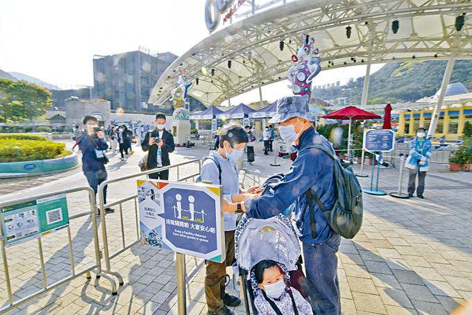 海洋公園即日起至五月十五日，香港市民可用四折價錢購買周一至周四的入場門票。