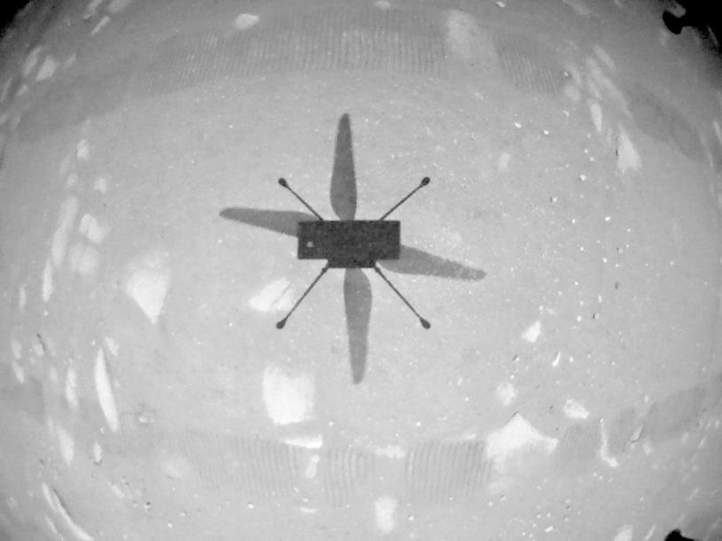 「機智號」無人直升機19日在火星首次飛行的倒影。路透社