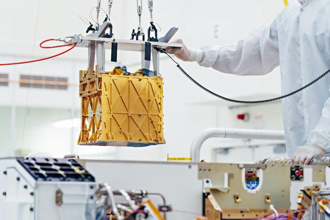 NASA技術員將火星製氧實驗儀器MOXIE放進「毅力號」。