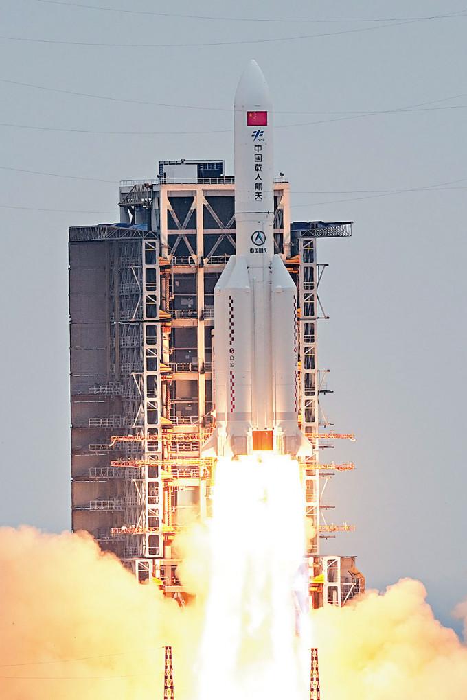 中國首個太空站核心艙昨天在海南升空。