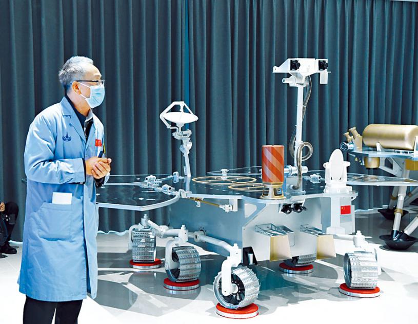 中國火星探測任務總設計師張榮橋介紹「祝融號」的設計。新華社