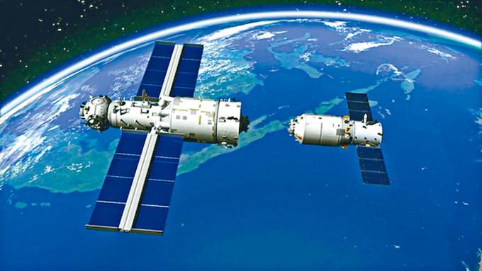 天舟二號（右）和天和太空站核心艙對接示意圖。