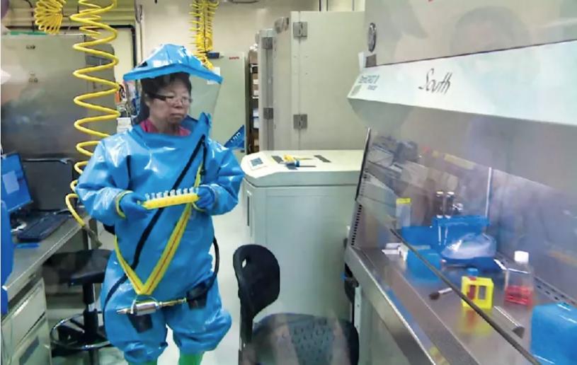 ■邱香果穿着全副保护装备，在加拿大最高戒护等级的国家微生物学实验室工作。 CBC