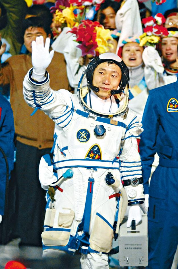 杨利伟《太空一日》选入中国语文课本。
