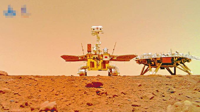 利用分離相機，火星車「祝融號」（左）和陸平台成功合影。