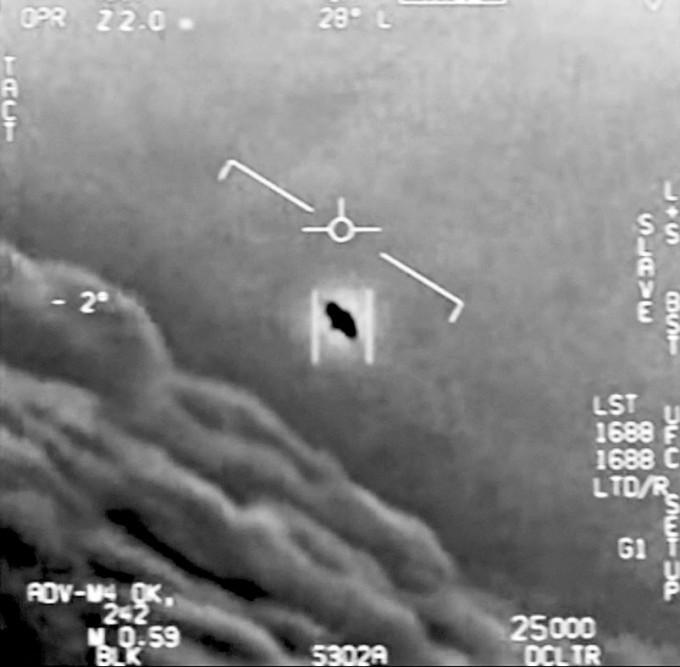 美国国防部公开的影像显示不明飞行物。