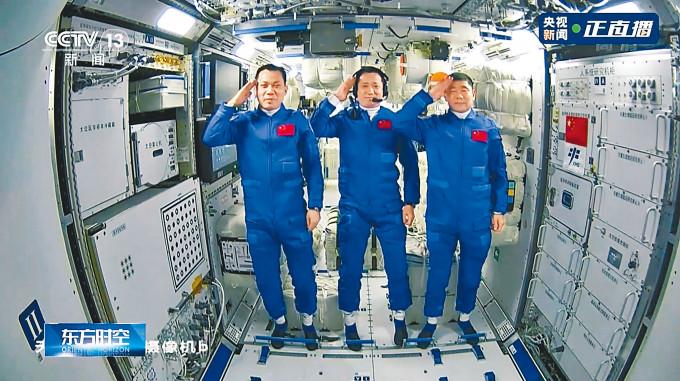 三名太空人進入天和核心艙後向地面報告敬禮。