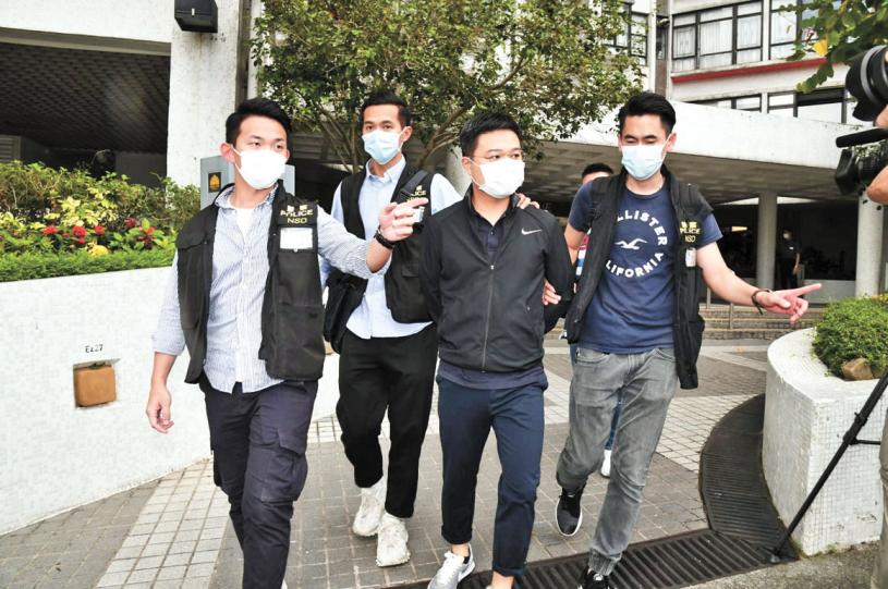 警方17日早拘捕壹傳媒五名高層。大批警員將軍澳壹傳媒大樓搜查。本報記者攝