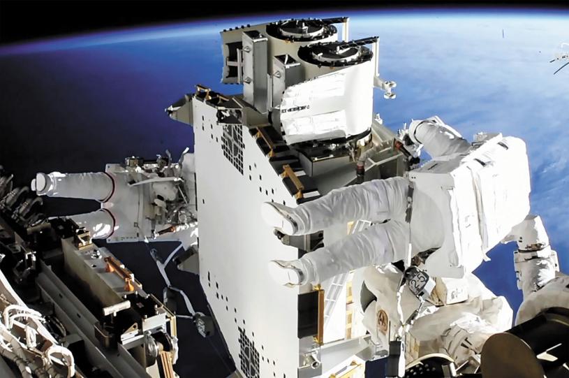 法国太空人佩斯凯（左）与美国太空人金布罗20日在太空站外工作。美联社