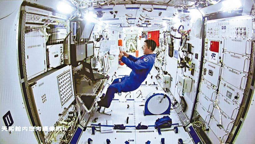 聂海胜在舱内配合支持两名出舱太空人开展舱外操作。新华社