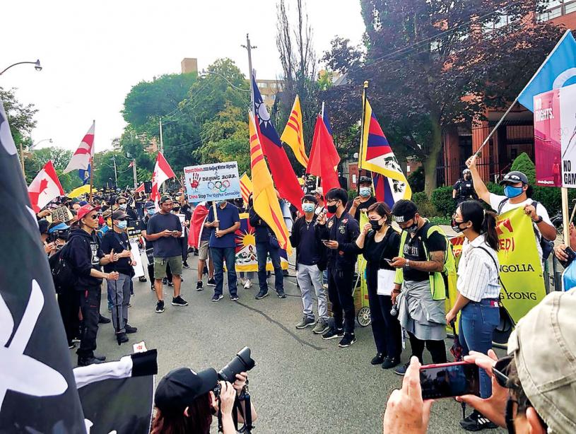 ■游行队伍步行至中国驻多伦多总领馆，近千人参加集会。主办团体提供