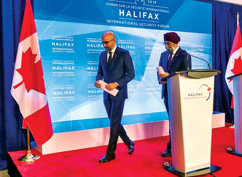 ■右至左: 加拿大國防部長石俊和哈利法斯國家安全論壇主席范普拉共同出席2018年的論壇。加通社資料圖