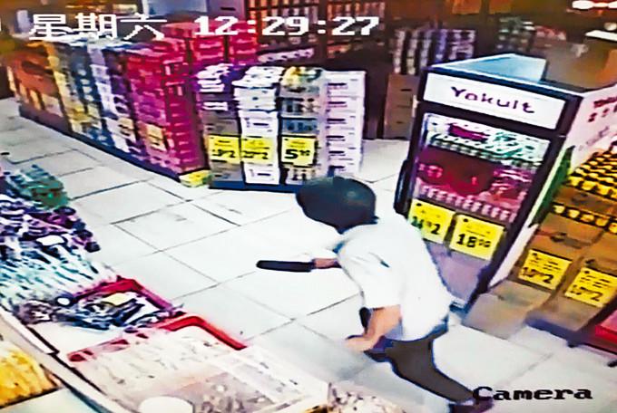 吸毒漢李浩庭前年持刀斬傷超市店長，最後遭警員擊斃。