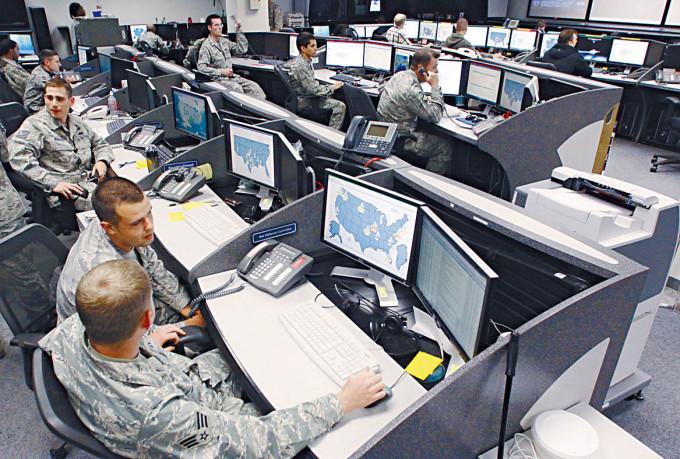 軍方人員在美軍太空司令部網絡運營與安全中心工作。