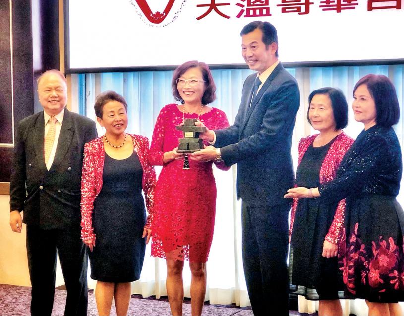 ■大溫哥華台灣僑界聯合會正副主席致贈紀念品給陳剛毅 (右三)。受訪者提供