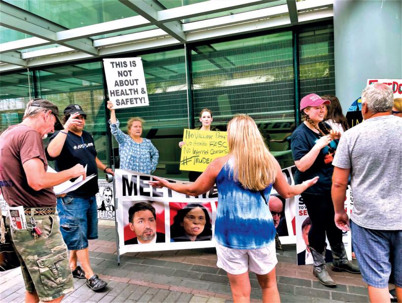■約20名反對疫苗示威者前往會場聲討杜魯多。星島記者攝