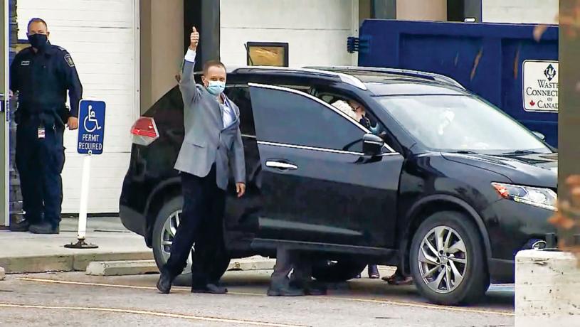 ■斯帕弗在卡加利机场竖起大拇指。CBC