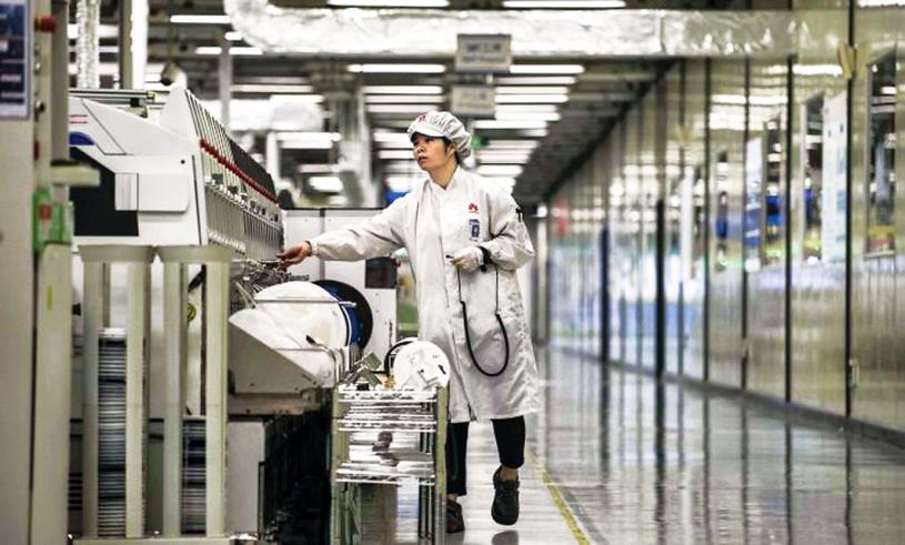 ■一名工人在华为位于中国东莞市的手机设备厂房内工作。Getty Images