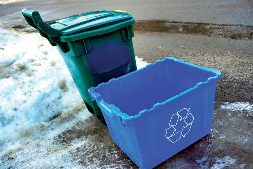 ■烈市居民可免費更換已破爛的綠盒或藍盒。 星報資料圖片