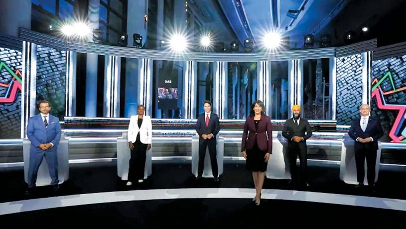 ■周四晚上在英语辩论开始前，主持人库尔（前）与五位党领合影。加通社