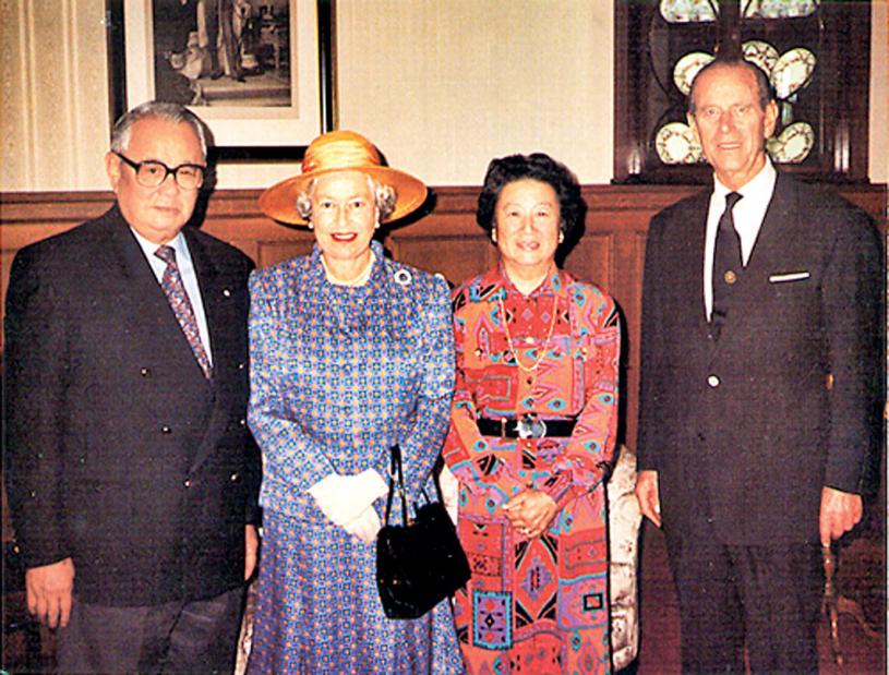 林思齊夫婦接待到訪的女皇伊利沙白二世伉儷。