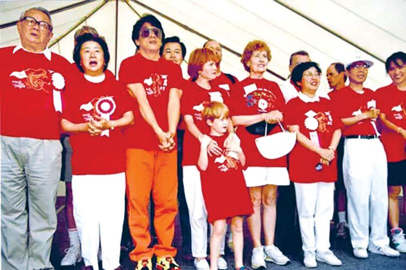 90年代初，林思齊夫婦（左1及左2）與成龍（左3）參加中僑百萬行。