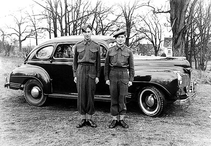 郑天华（左）在二战时自愿加入加拿大军队。
