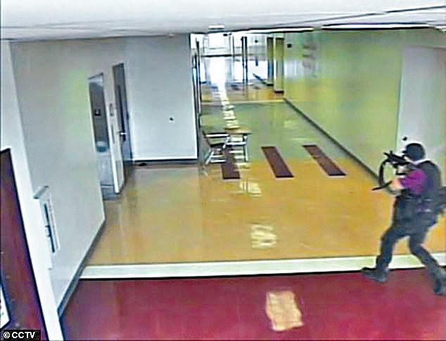 枪手克鲁兹二〇一八年在佛州道格拉斯中学内开枪。