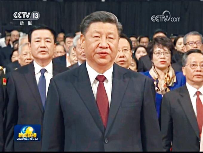 王小洪(左)陪同习近平出席庆祝澳门回归二十周年大会。