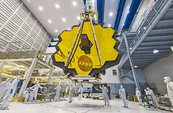 二○一七年技术人员组装韦伯太空望远镜时用起重机吊起主镜。