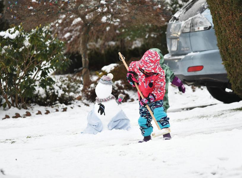 特拉諾瓦公園（Terra Nova Park）白雪皚皚，家長帶了小朋友前往玩雪，堆好雪人之後，小朋友仍鏟雪不止，實好玩也！Barry Yip攝
