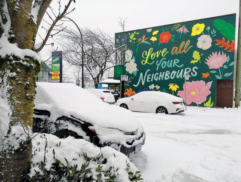 大溫再次被大雪和寒冷覆罩。但遮不住的，是牆上“Love ALL Your Neighbours”的壁畫，給寒冬中的社區帶來色彩，更帶來溫暖。張康清攝