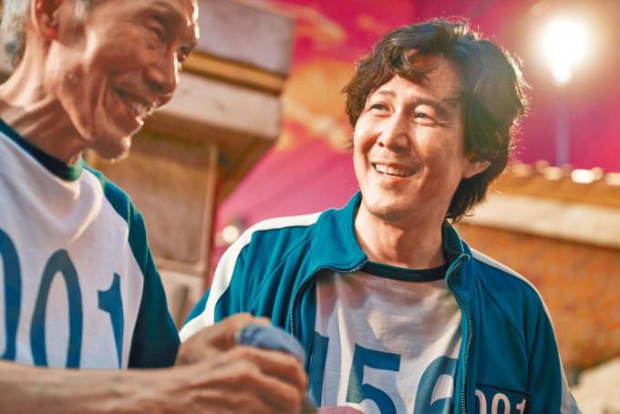 韓星吳永洙（左）憑《魷魚遊戲》摘下金球劇情組男配角，成韓國第一人。