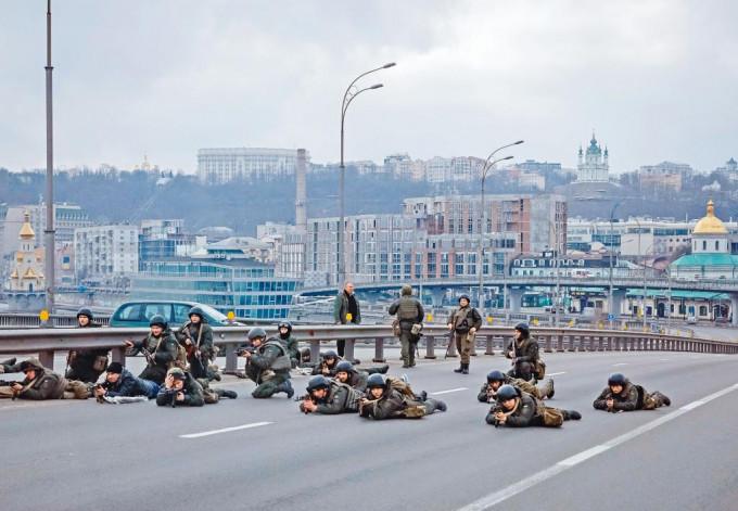 烏軍在基輔市中心的高速公路上就位，準備作戰。
