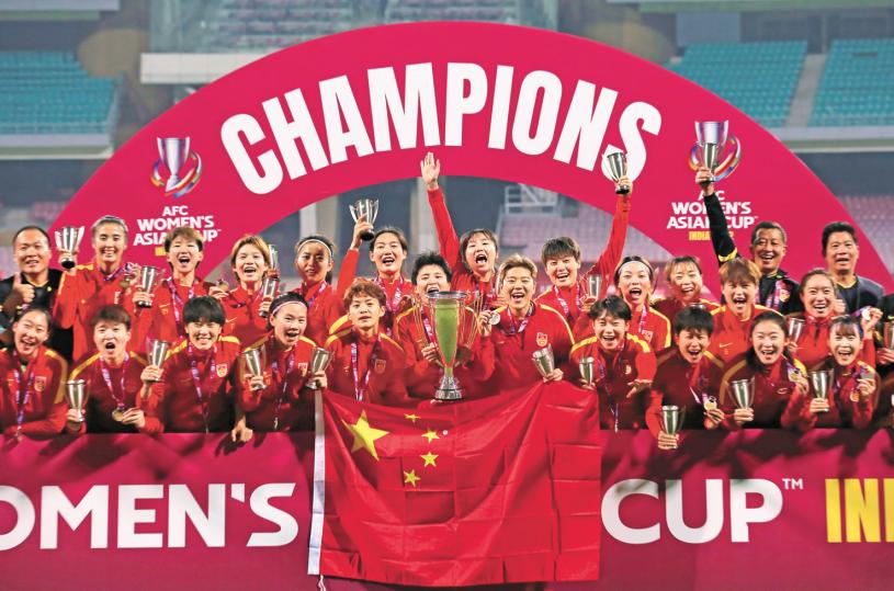 女足亞洲盃，中國隊在時隔16年後奪冠。圖為中國隊在頒獎儀式上慶祝。新華社