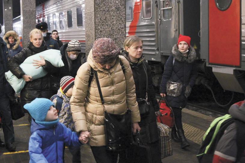 来自乌东顿涅茨克地区的人们坐火车撤到俄罗斯。美联社