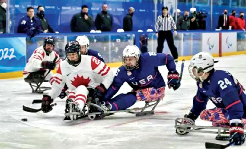 ■在冰球决赛，加拿大(白衣)以0：5输给了美国，连续两届获得银牌。