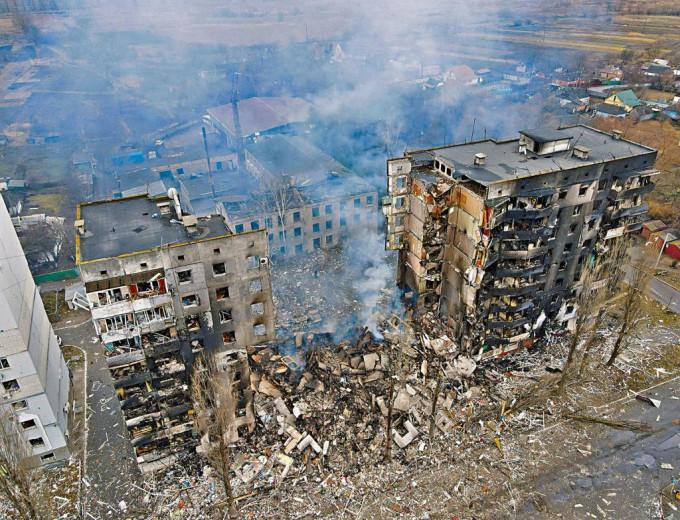 烏克蘭基輔地區一幢住宅大樓，周四遭炮火嚴重摧毀。