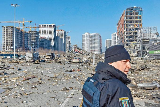 俄军日前炸毁基辅一座商业中心，乌政府军事后到场戒备。　