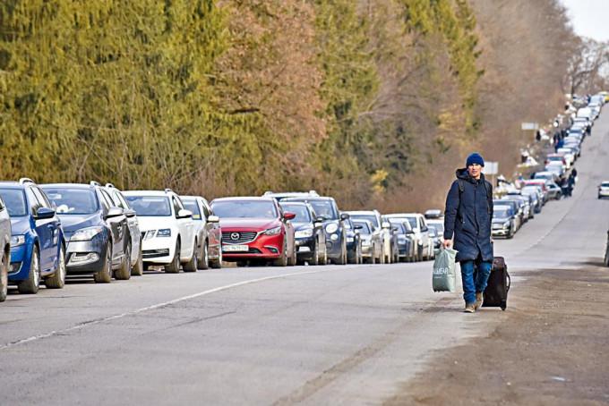 乌克兰西部排队进入波兰的车龙。 