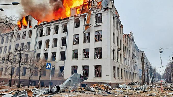 在乌克兰第二大城哈尔科夫，哈尔科夫国立大学的建筑物遭到猛烈轰炸。 