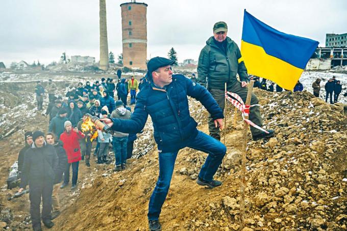 乌北部日托米尔的居民为守护城市学丢汽油弹。