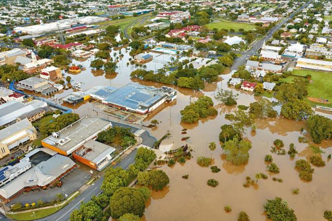 昆士蘭省瑪麗伯勒市街道及建築物嚴重水浸。