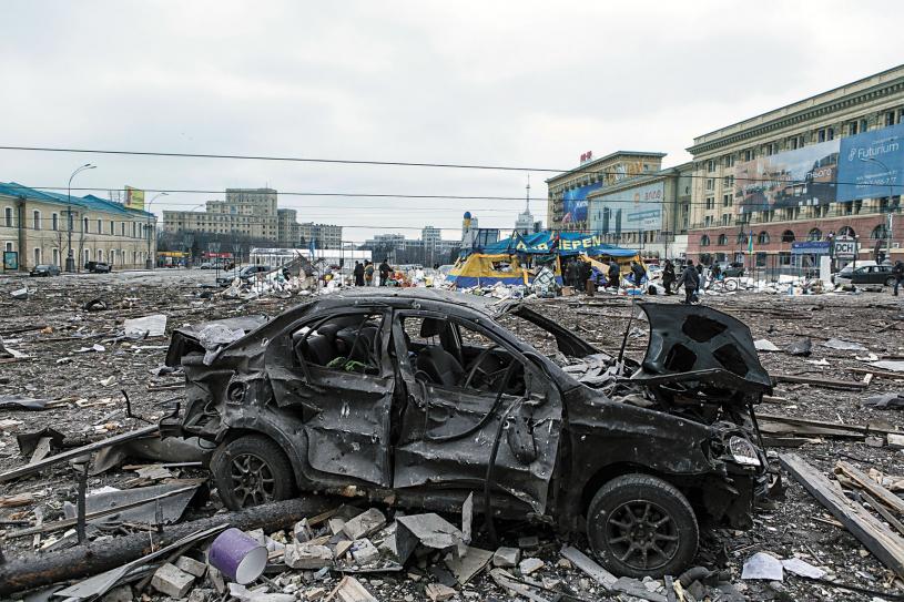 ■烏克蘭第二大城哈爾科夫的自由廣場，被炸至滿布瓦礫，一架汽車燒剩外殼。美聯社