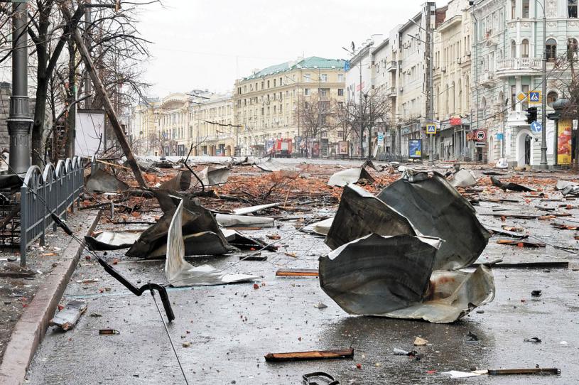 ■俄军砲火猛轰乌克兰第二大城市哈尔科夫。图为该市宪法广场遭砲击后遍地狼藉。 法新社