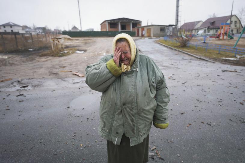 ■在基辅郊外的戈伦卡，一名家园被毁的老妇痛哭不已。美联社